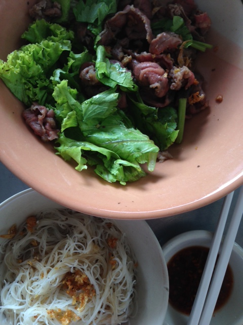 "Crunchy" wagyu beef with rice vermicelli at Pu Raithiemthan